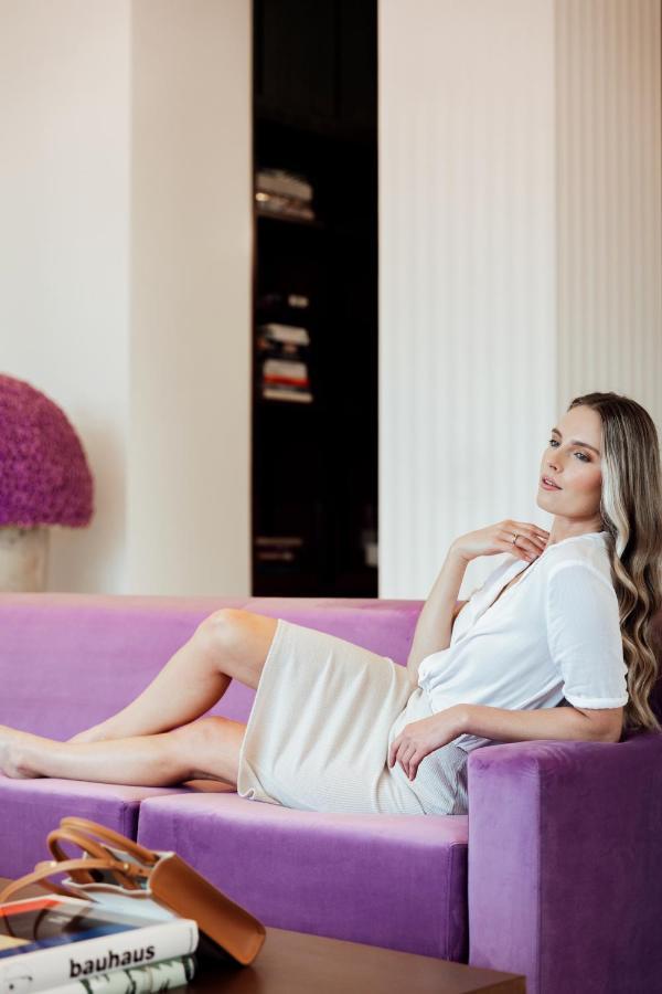 Ette Luxury Hotel & Spa Four Corners Exterior foto A woman relaxing on a sofa