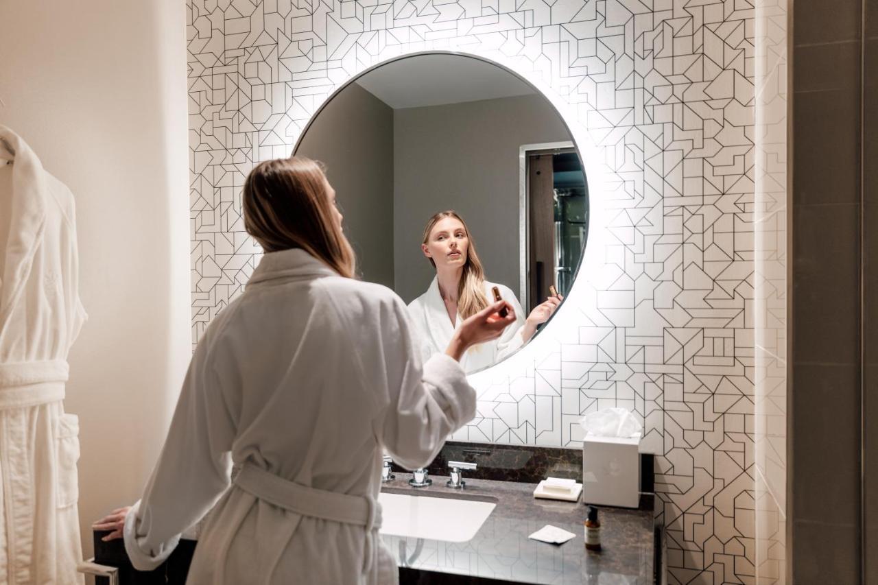 Ette Luxury Hotel & Spa Four Corners Exterior foto A woman in a bathrobe