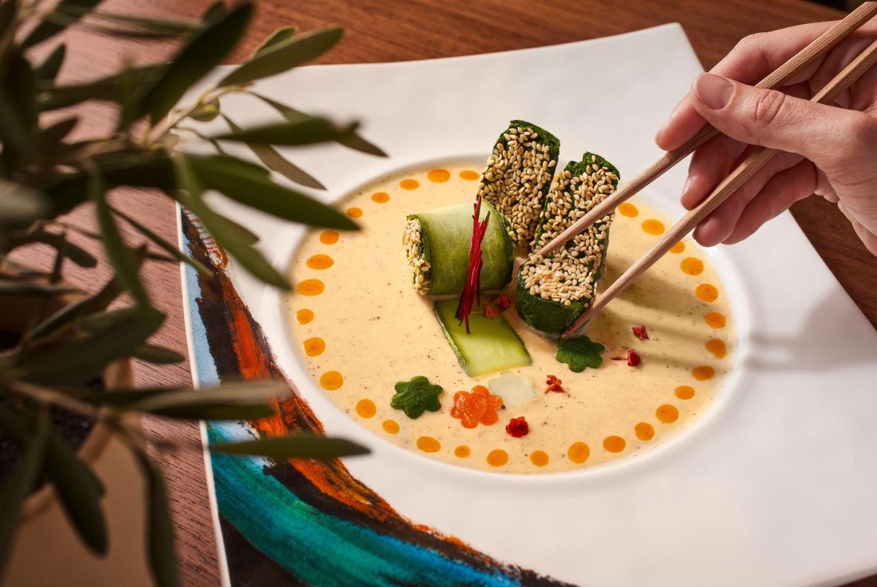 Ette Luxury Hotel & Spa Four Corners Exterior foto A bowl of Thai soup with sesame-coated tofu
