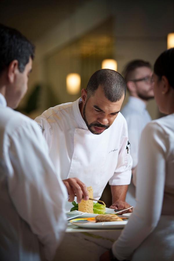 Ette Luxury Hotel & Spa Four Corners Exterior foto Chef preparing a dish