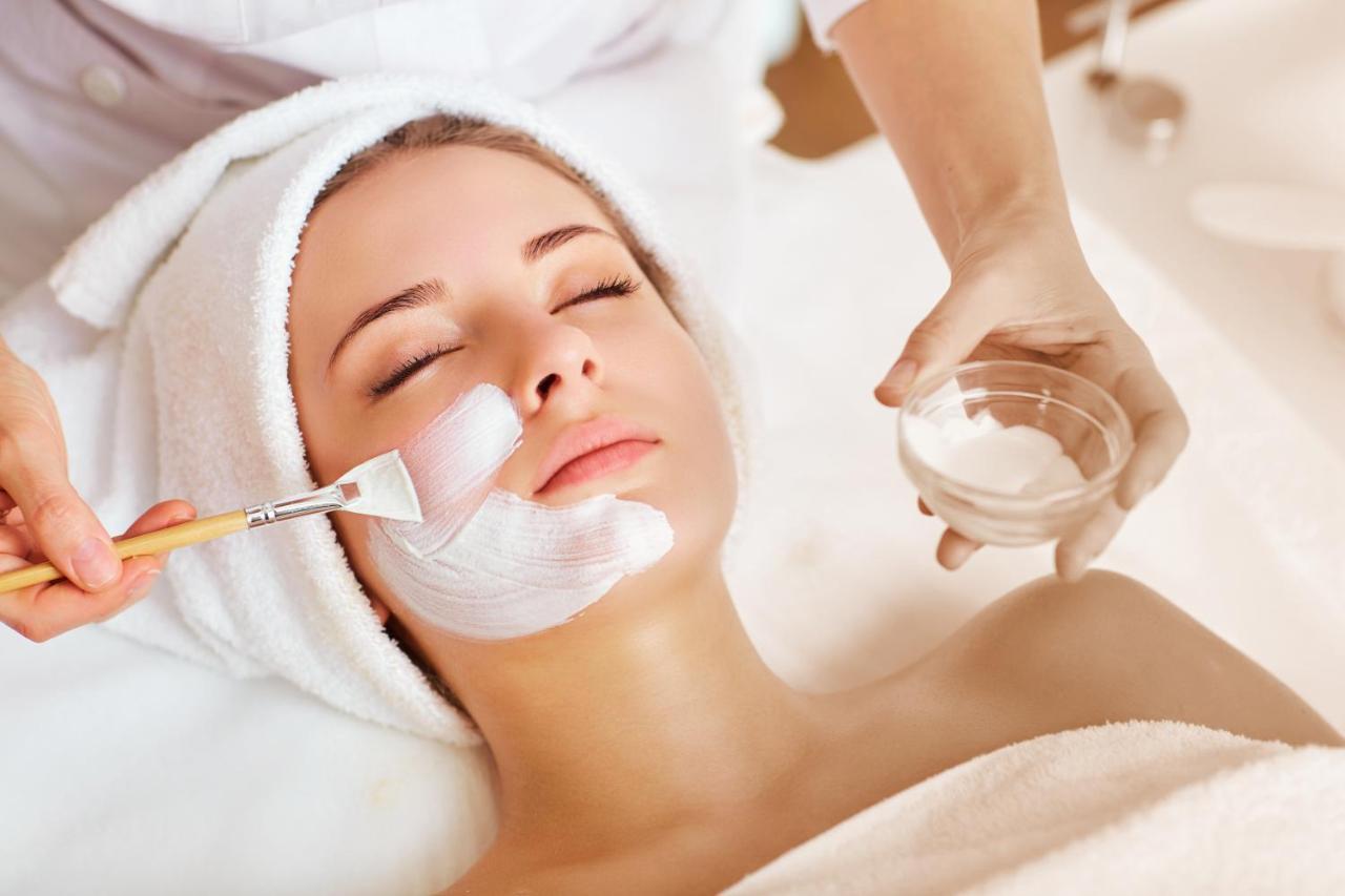 Ette Luxury Hotel & Spa Four Corners Exterior foto A woman receiving a facial treatment